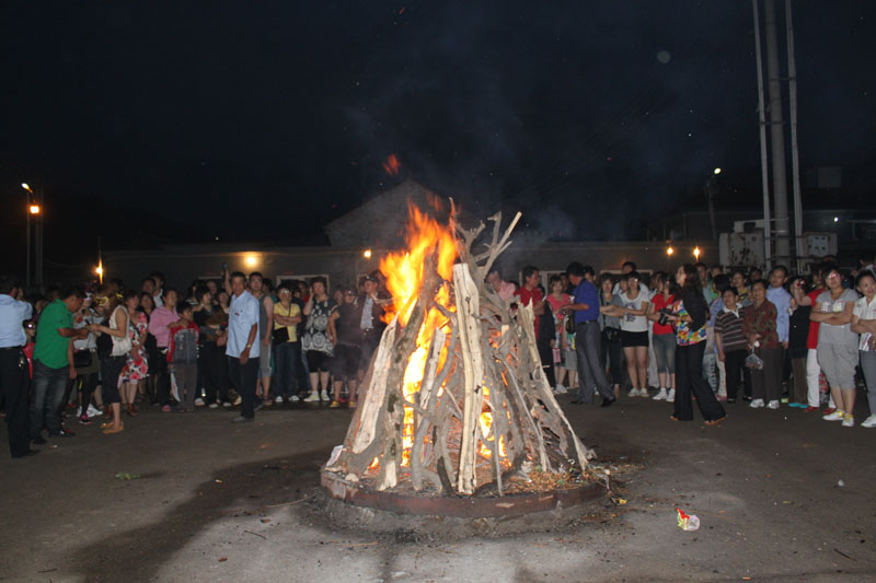 每逢周末，村内免费举办篝火晚会